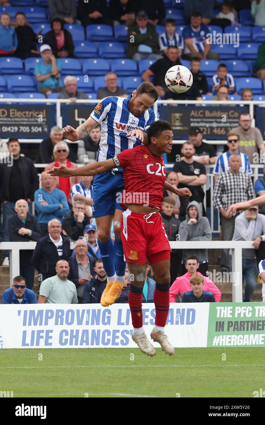 Tom Parkes de Hartlepool United défie une tête avec Nathan Ralph de Southend United lors du match de Vanarama National League entre Hartlepool United et Southend United à Victoria Park, Hartlepool le samedi 17 août 2024. (Photo : Mark Fletcher | mi News) crédit : MI News & Sport /Alamy Live News Banque D'Images