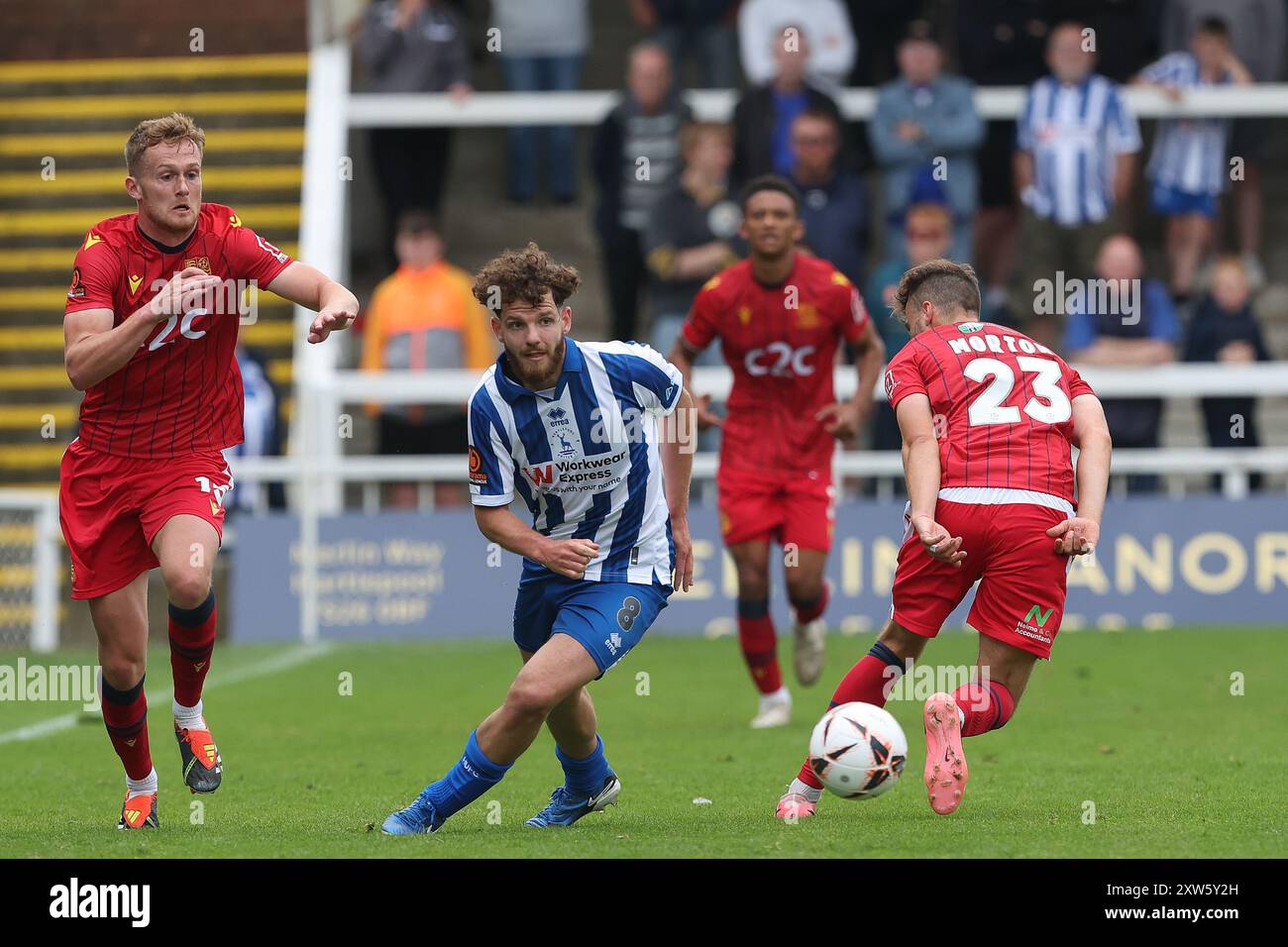 Anthony Mancini de Hartlepool United affronte James Mortond de Southend United lors du match de Vanarama National League entre Hartlepool United et Southend United à Victoria Park, Hartlepool le samedi 17 août 2024. (Photo : Mark Fletcher | mi News) crédit : MI News & Sport /Alamy Live News Banque D'Images