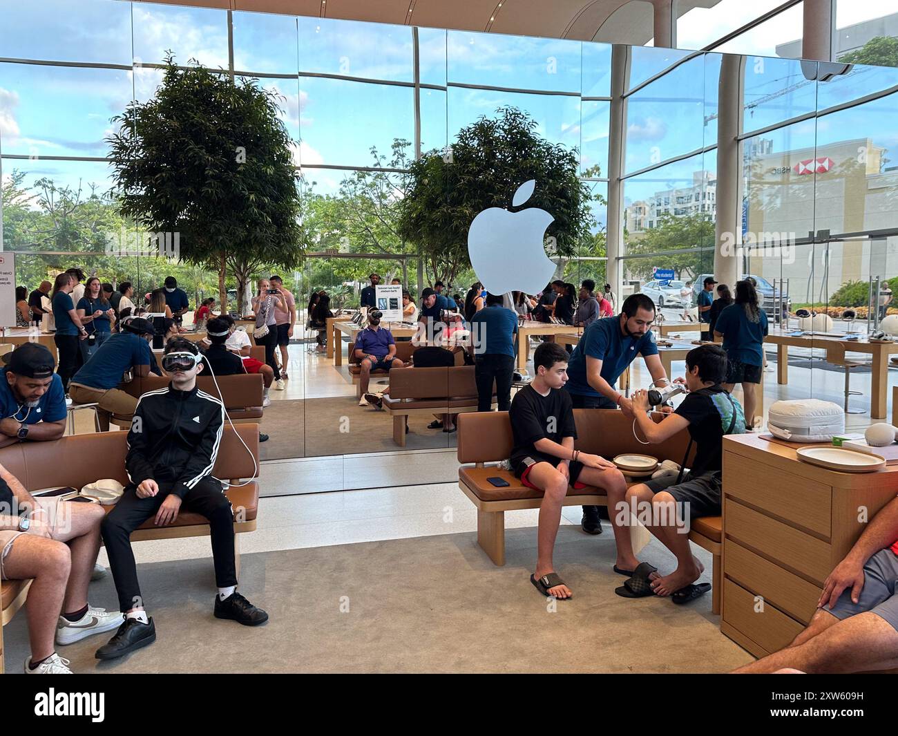 Aventura, États-Unis. 16 août 2024. L'atmosphère à l'intérieur d'un magasin Apple où les gens sont vus essayer le casque Apple Vision Pro le 16 août 2024, à Aventura, en Floride. (Photo de Michele Eve Sandberg/Sipa USA) crédit : Sipa USA/Alamy Live News Banque D'Images