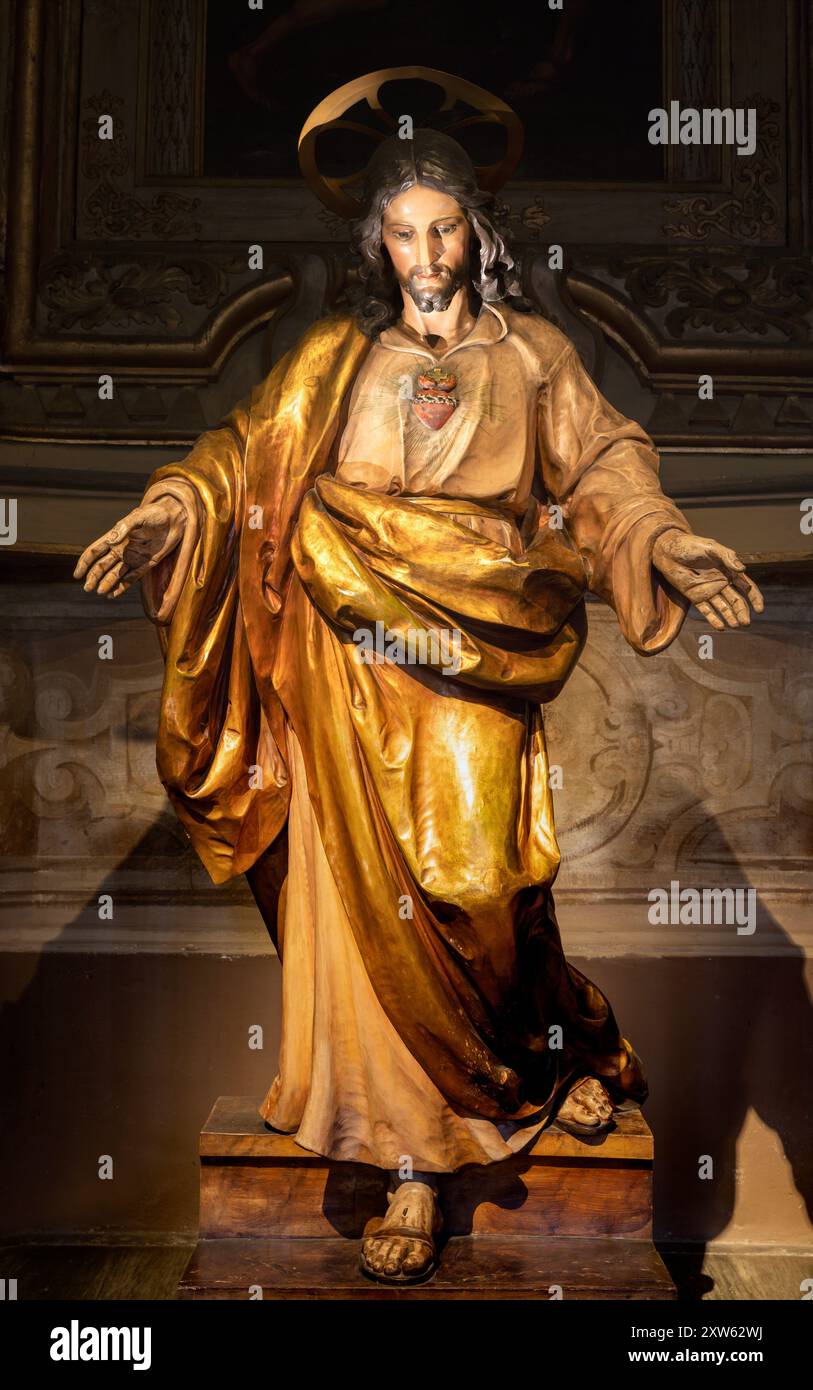 MILAN, ITALIE - 5 MARS 2024 : la statue polychrome sculptée du cœur de Jésus dans l'église Chiesa di San Vittore al Corpo du 20. cent. Banque D'Images