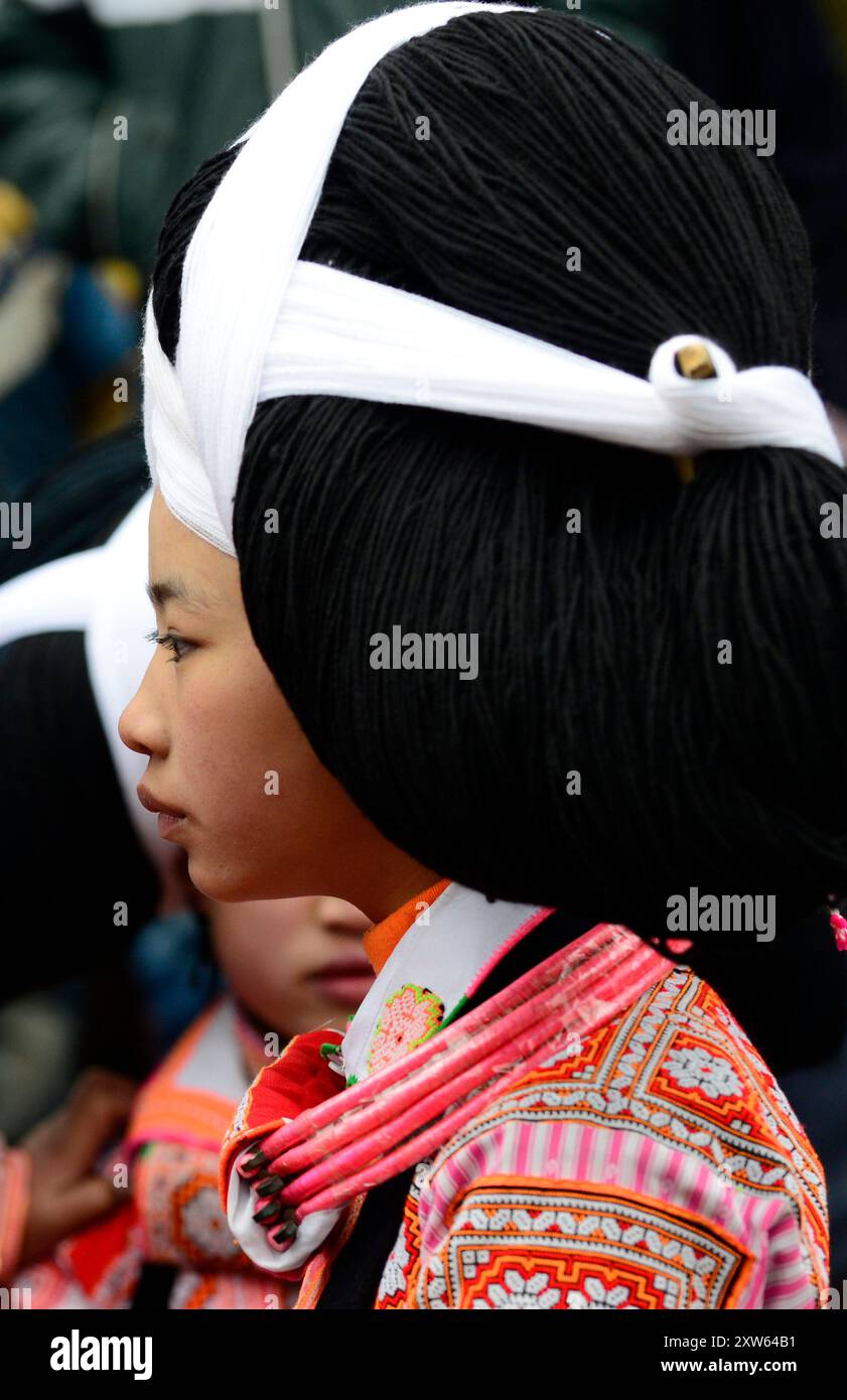 Adolescents Miao long Horn en costumes traditionnels pendant le festival Tiao Hua / printemps dans la province du Guizhou, Chine. Banque D'Images