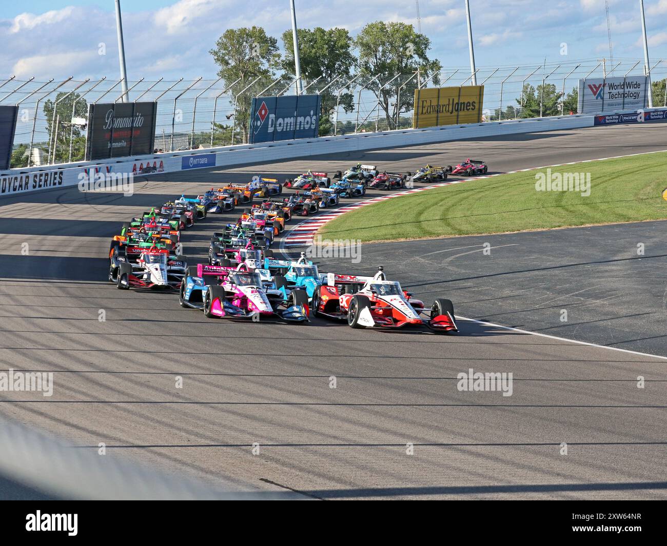 Madison, il 17 août 2024 : 8e course annuelle Bommarito Automotive Group 500 INDYCAR au circuit WWTR. Rangée par rangée, deux de large, en direction du début de la Banque D'Images