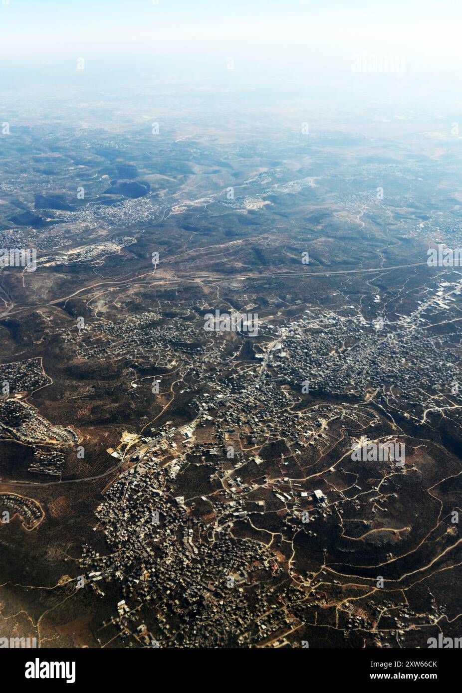 Vue aérienne d'un village palestinien et d'une colonie juive à côté dans la rive ouest, Palestine. Banque D'Images