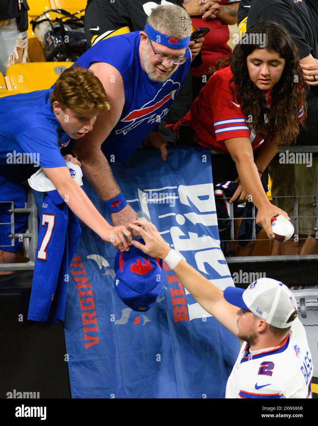 Buffalo Bills Kicker Tyler Bass signe des autographes après la victoire des Buffalo Bills 9-3 contre les Steelers de Pittsburgh au stade Acrisure le samedi 17 août 2024 à Pittsburgh. Photo par Archie Carpenter/UPI Banque D'Images