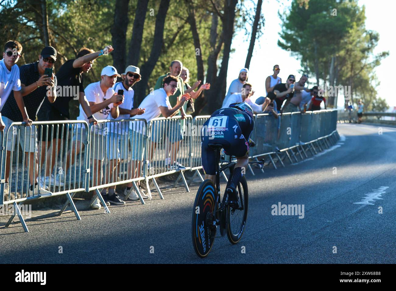 Oeiras, Portugal. 17 août 2024. Primoz Roglic de Slovénie de l'équipe Red Bull Bora - hansgrohe sprints lors de la 79e la Vuelta Ciclista a Espana 2024, étape 1 une étape de contre-la-montre individuelle de Lisbonne à Oeiras. (Photo de Miguel Reis/SOPA images/SIPA USA) crédit : SIPA USA/Alamy Live News Banque D'Images