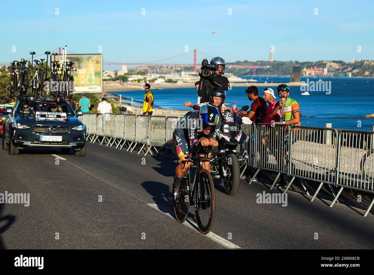 Oeiras, Portugal. 17 août 2024. Primoz Roglic de Slovénie de l'équipe Red Bull Bora - hansgrohe sprints lors de la 79e la Vuelta Ciclista a Espana 2024, étape 1 une étape de contre-la-montre individuelle de Lisbonne à Oeiras. (Photo de Miguel Reis/SOPA images/SIPA USA) crédit : SIPA USA/Alamy Live News Banque D'Images