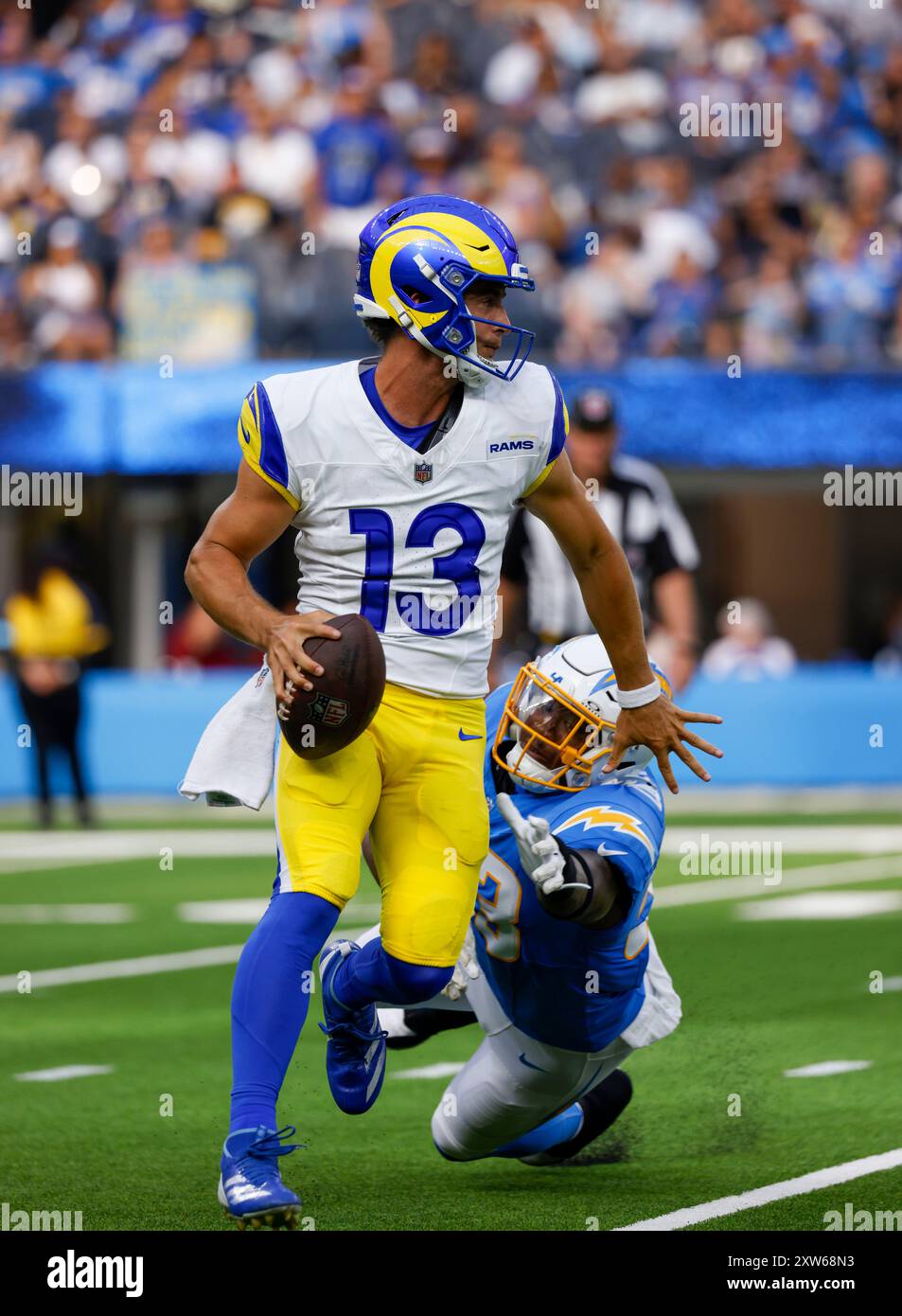 17 août 2024 le quarterback des Rams de Los Angeles Stetson Bennett (13 ans) se bat avec le ballon lors du match de pré-saison de la NFL contre les Rams de Los Angeles à Inglewood, en Californie. Crédit photo obligatoire : Charles Baus/CSM Banque D'Images