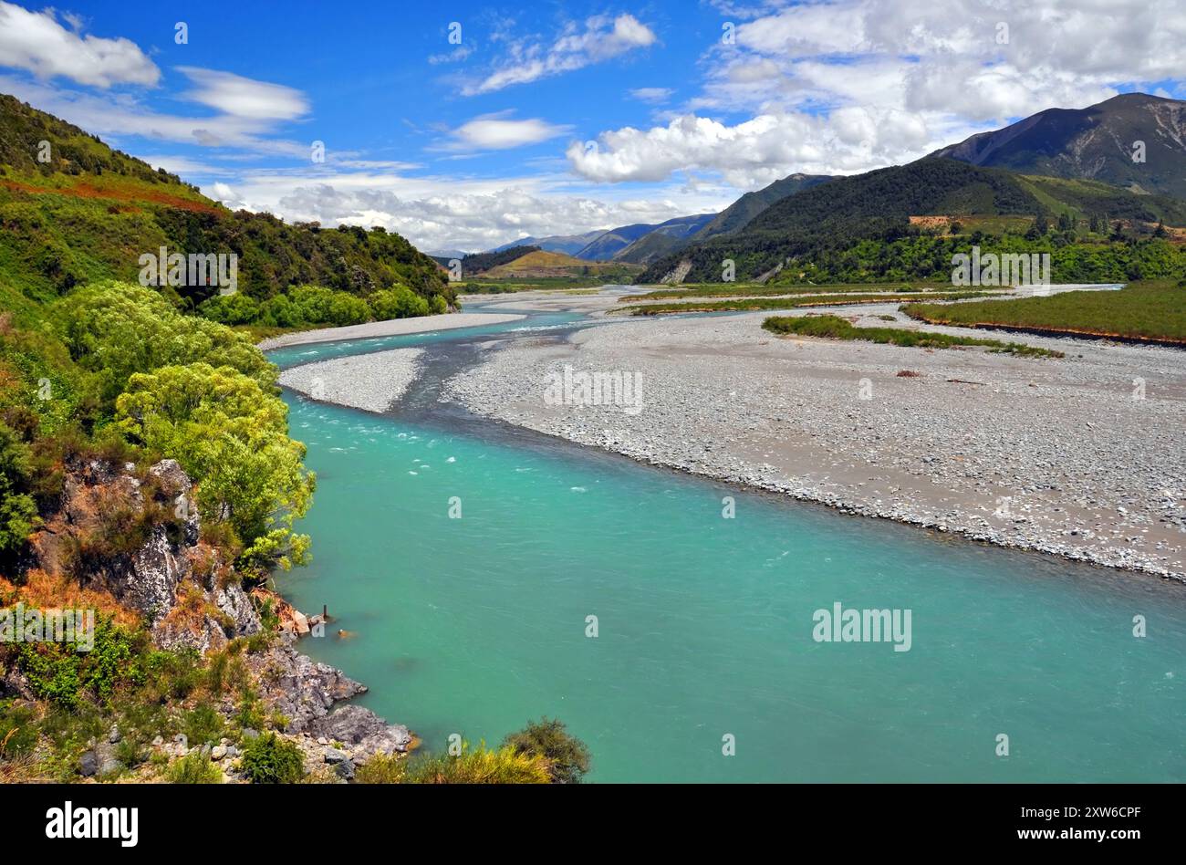 Les eaux torquoises de la rivière Wairau qui traverse North Canterbury. Au loin se trouve le col Lewis et les Alpes du Sud de la Nouvelle-Zélande. Banque D'Images