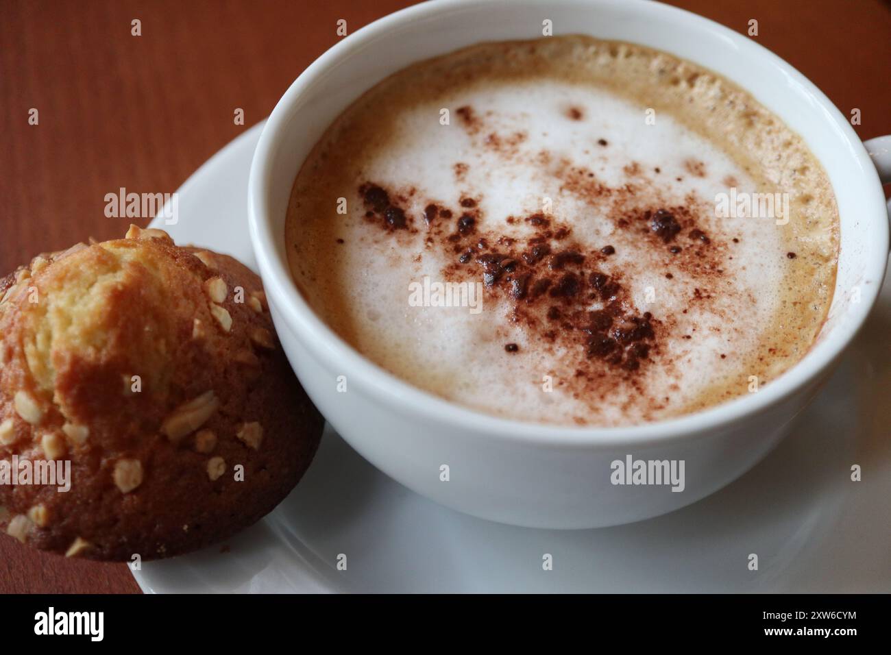 Cappuccino dans un café à Paris, France Banque D'Images