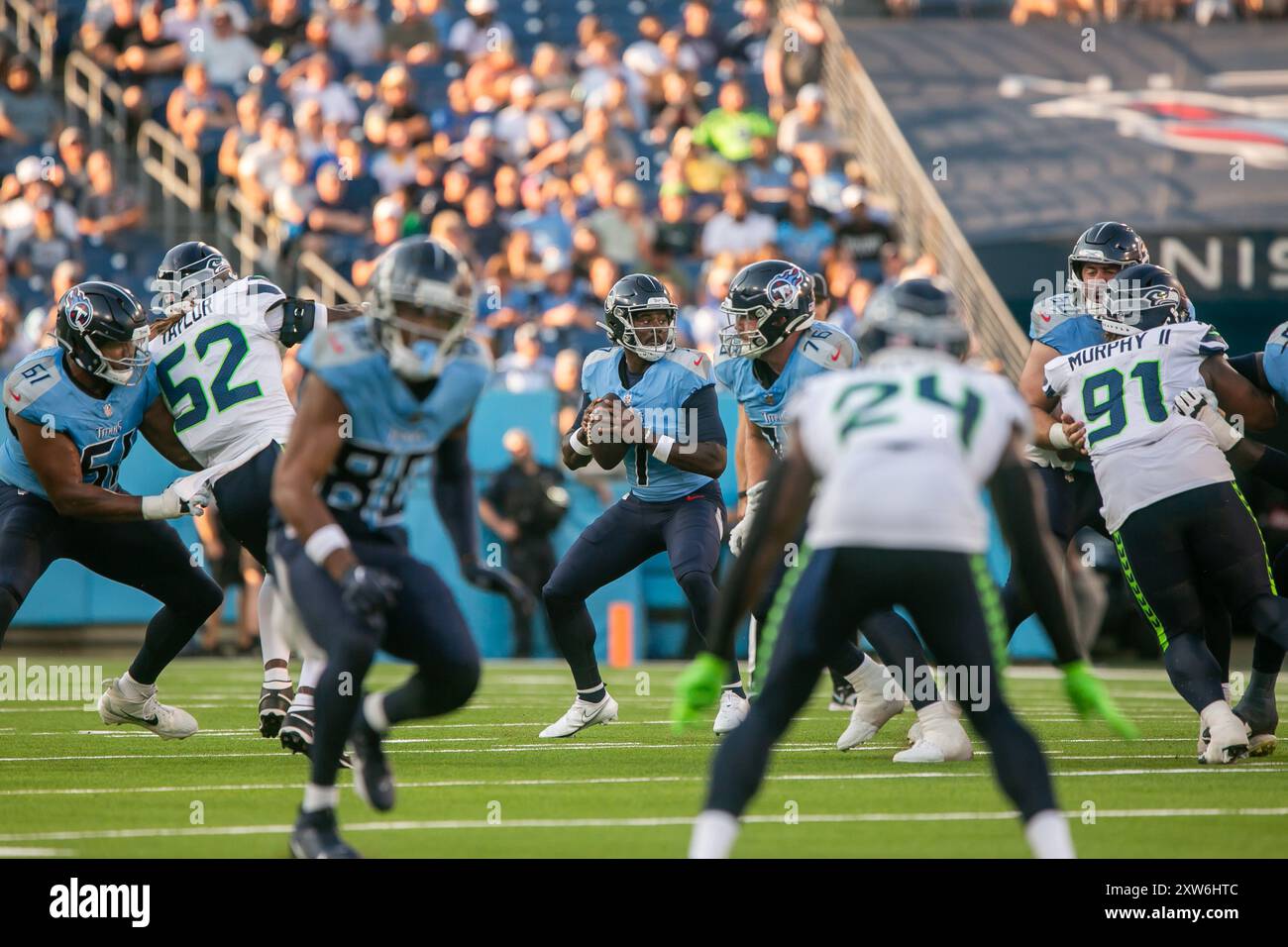 Nashville, États-Unis. 17 août 2024. Le quarterback des Titans du Tennessee, Malik Willis (7), cherche un receveur ouvert. Les Seahawks de Seattle affrontent les Titans du Tennessee lors d'un match de pré-saison au Nissan Stadium de Nashville, Tennessee, le 17 août 2024. (Photo de Kindell Buchanan/Sipa USA) crédit : Sipa USA/Alamy Live News Banque D'Images