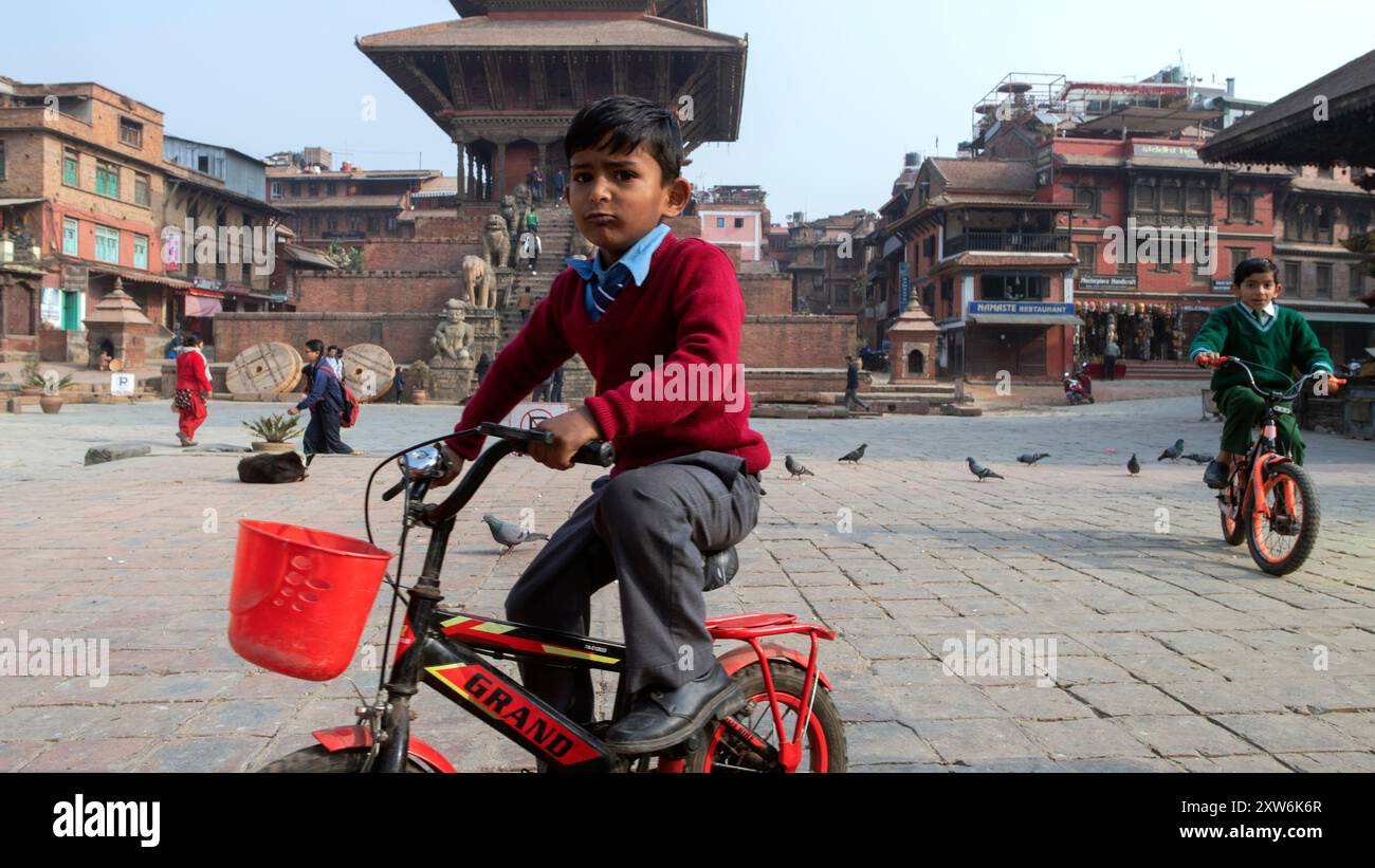 Écoliers cyclistes à Bhaktapur Banque D'Images