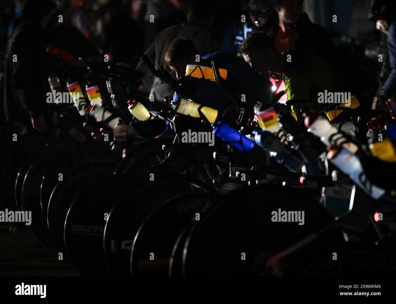 Langen, Allemagne. 18 août 2024. Triathlon : Championnat d'Europe, Ironman (3,86 km de natation, 180 km de vélo, 42, 195 km de course), hommes. Dans l’obscurité, les triathlètes préparent leurs vélos dans la zone de transition à Langener Waldsee. Crédit : Arne Dedert/dpa/Alamy Live News crédit : dpa Picture alliance/Alamy Live News Banque D'Images
