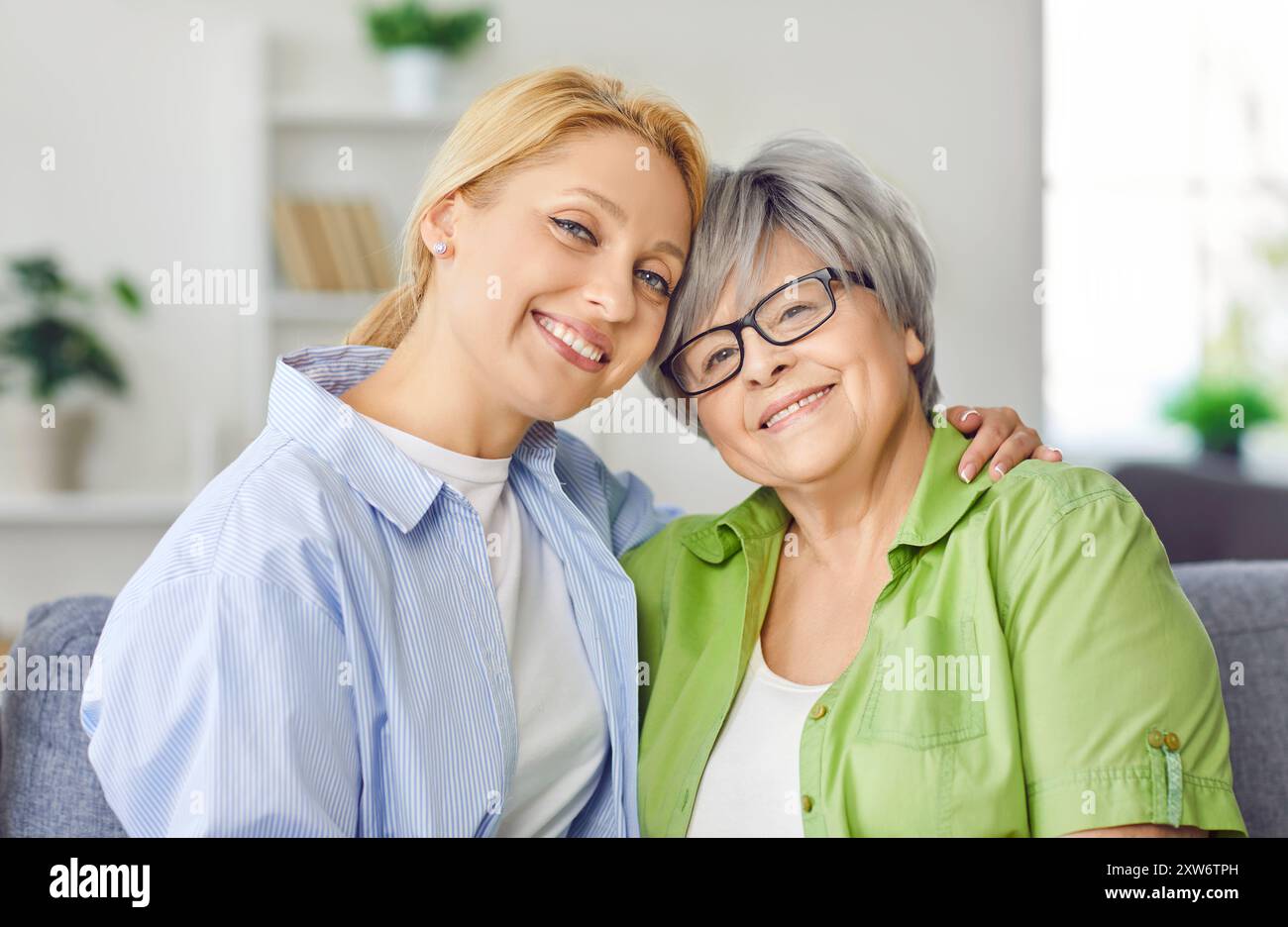 Souriant amour aîné mère mature plus âgée et fille adulte proche embrassant, attentionné jeune femme Banque D'Images