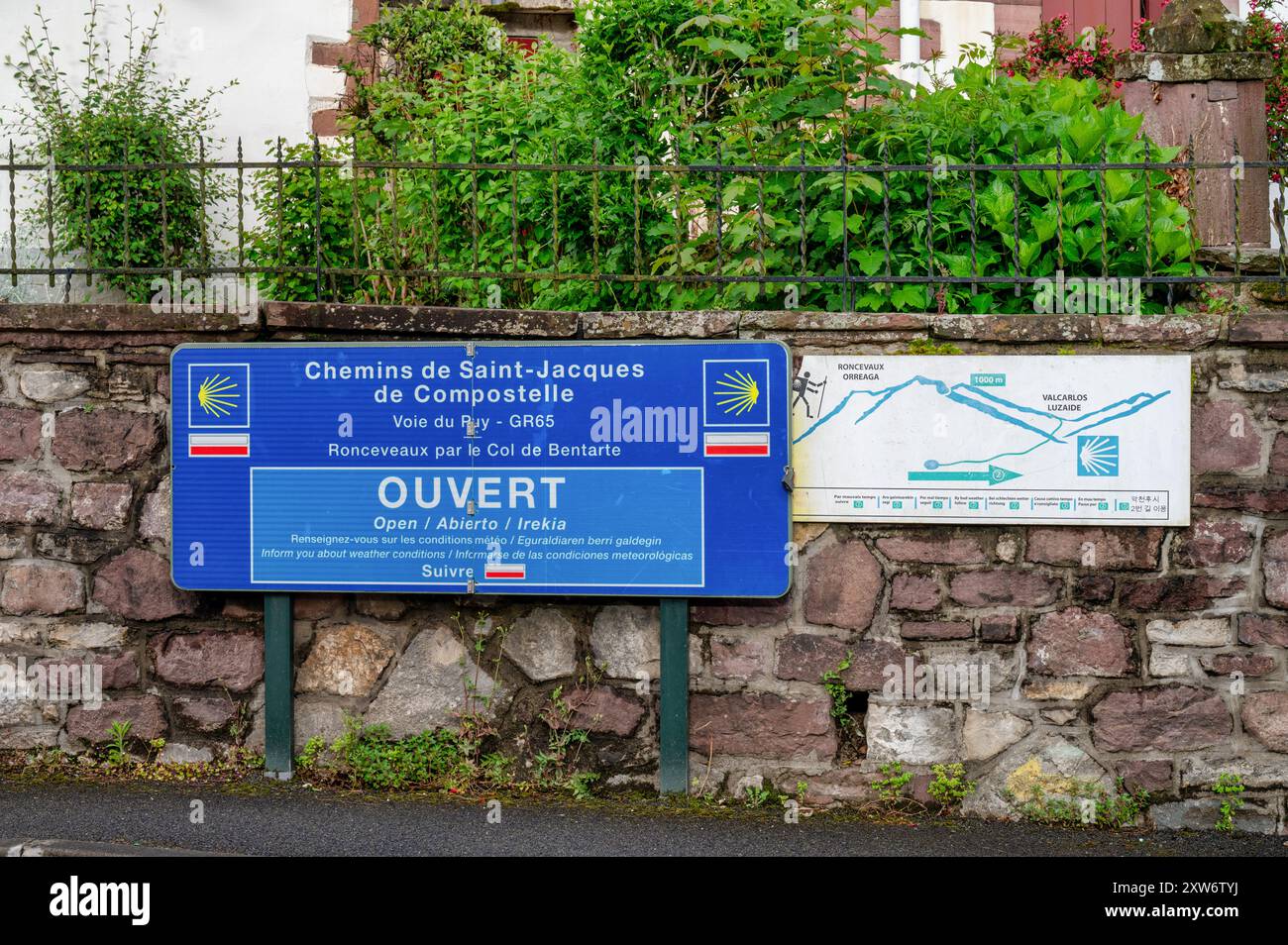 Saint-Jean-pied-de-Port, France- 15 mai 2024 : le panneau indiquant la route du Camino au-dessus de la montagne est ouvert en raison du beau temps Banque D'Images