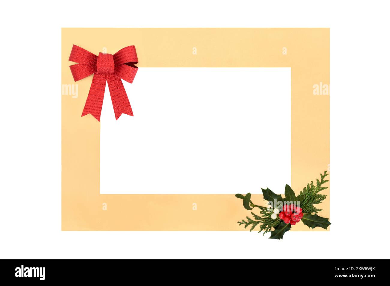 Fond décoratif de cadre doré de Noël avec verdure de flore d'hiver, baie de houx, gui, lierre, sapin et arc rouge. Design minimaliste festif pour Noël, Banque D'Images