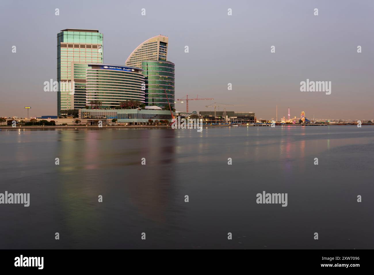 Dubaï, eau, 29 mai 2015. Vue sur Crowne Plaza et les hôtels intercontinentaux avec construction en cours au centre commercial Dubai Festival City Banque D'Images