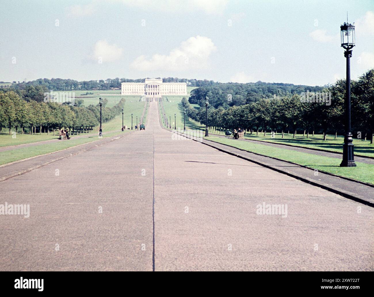 Prince of Wales Avenue longue allée menant au château de Stormont, bâtiments du Parlement, Belfast, Irlande du Nord fin des années 1950 c 1960 Banque D'Images