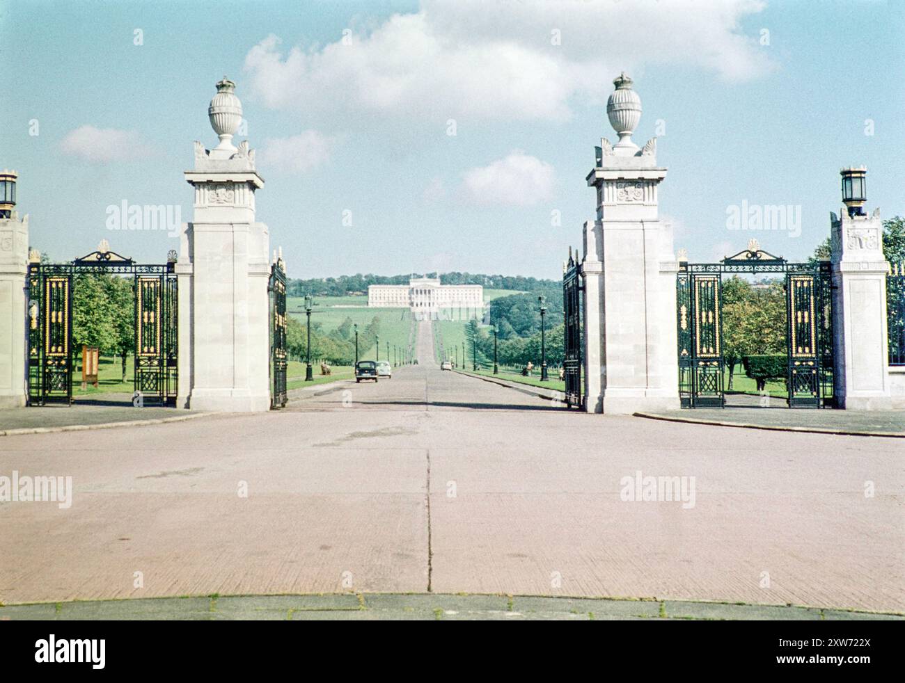Porte d'entrée de Prince of Wales Avenue longue allée menant au château de Stormont, bâtiments du Parlement, Belfast, Irlande du Nord fin des années 1950 c 1960 Banque D'Images
