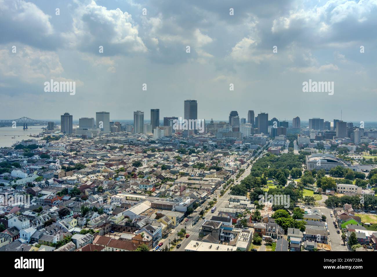 Vue aérienne du centre-ville de la Nouvelle-Orléans, de la Louisiane et du fleuve Mississippi par une journée ensoleillée d'août Banque D'Images