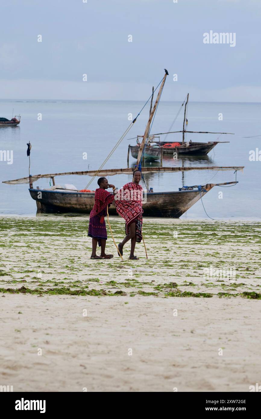 Zanzibar plage pêcheurs aux cavaliers chevaux vision aérienne de zanzibar plage nungwi le restaurant rocheux zanzibar maillot Maasai marchant sur la plage Banque D'Images Zanzibar plage pêcheurs aux cavaliers chevaux vision aérienne de zanzibar plage nungwi le restaurant rocheux zanzibar maillot Maasai marchant sur la plage Banque D'Images
