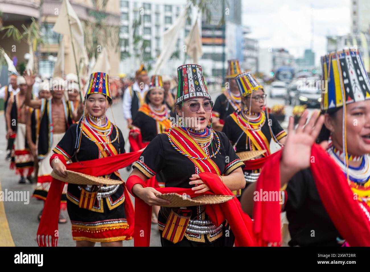 Défilé IBAN en costumes traditionnels lors de la célébration de Gawai Dayak, Kuching, Malaisie Banque D'Images