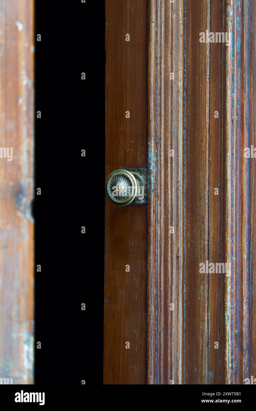 Ouvrez la porte en bois avec la poignée en laiton Banque D'Images