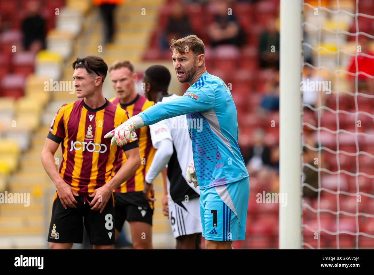 University of Bradford Stadium, Bradford, Angleterre - 17 août 2024 Jamie Jones gardien de but de Salford City - pendant le match Bradford City v Salford City, Sky Bet League Two, 2024/25, University of Bradford Stadium, Bradford, Angleterre - 17 août 2024 crédit : Mathew Marsden/WhiteRosePhotos/Alamy Live News Banque D'Images