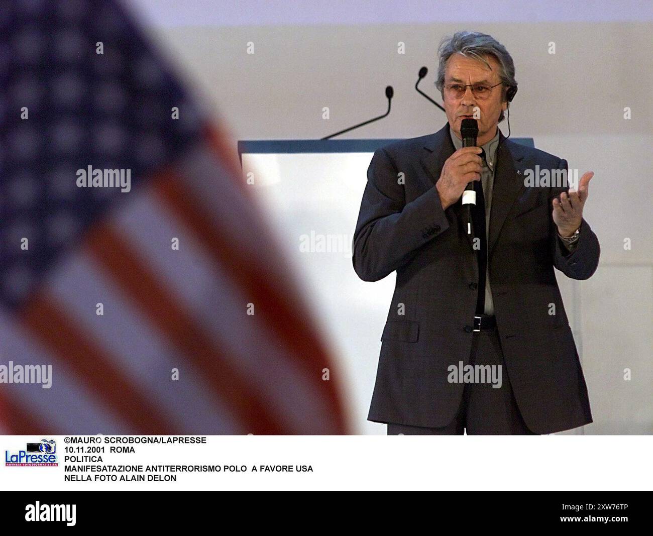 ©MAURO SCROBOGNA/LAPRESSE 10.11.2001 ROMA POLITICA MANIFESATAZIONE ANTITERRORISMO POLO A FAVORE USA NELLA FOTO ALAIN DELON Banque D'Images