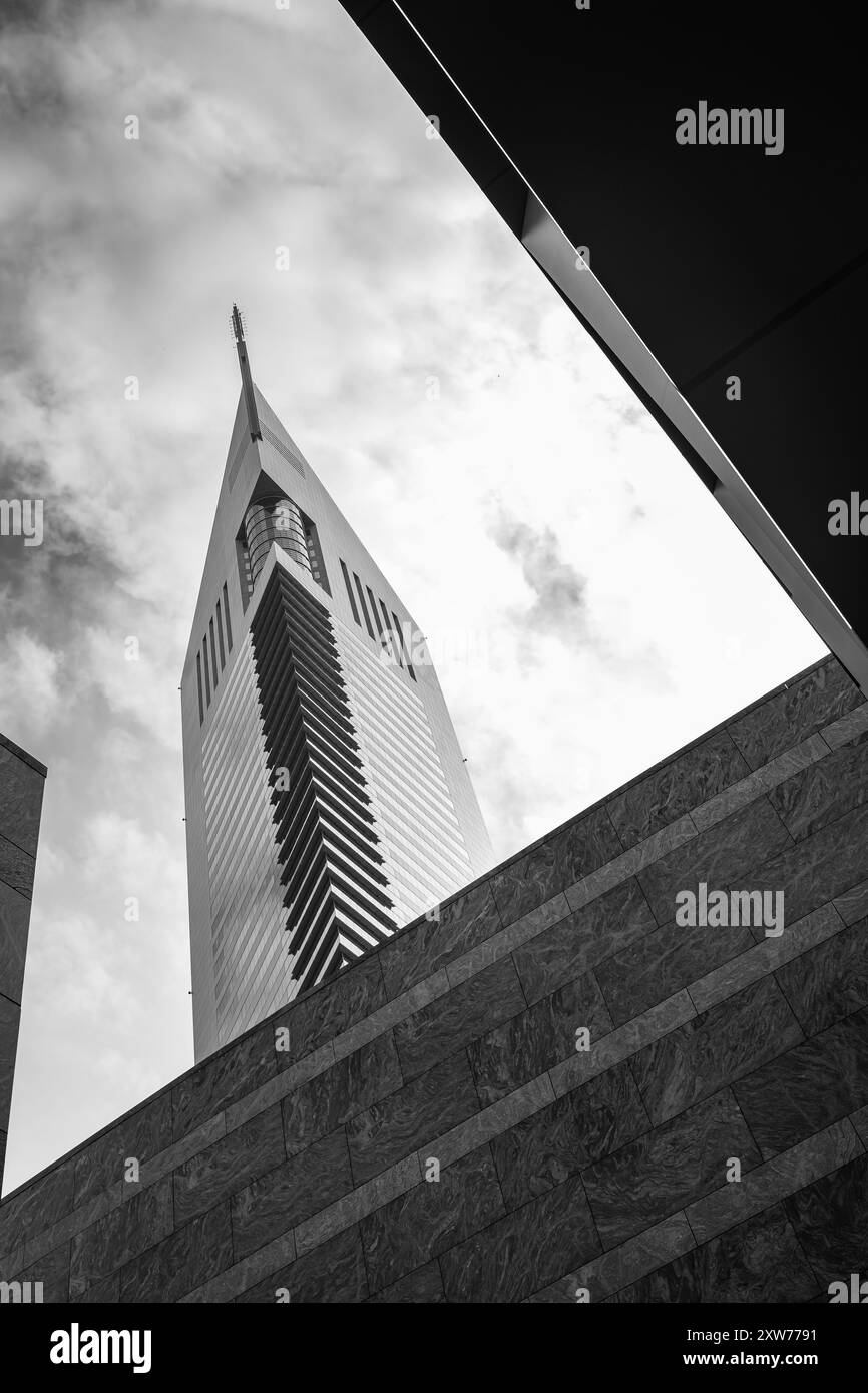 Emirates Office Tower Dubaï Émirats arabes Unis. Centre d'affaires moderne. Fragment d'un immeuble de bureaux en verre. Bâtiments futuristes de Dubaï-27 janvier 2024-voyage Banque D'Images
