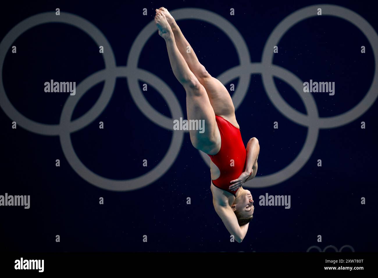 Alison Gibson, des États-Unis d'Amérique, se réchauffe avant le plongeon 3m tremplin féminin préliminaire pendant les Jeux Olympiques de Paris 2024 au Centre aquatique de Paris (France), le 07 août 2024. Banque D'Images