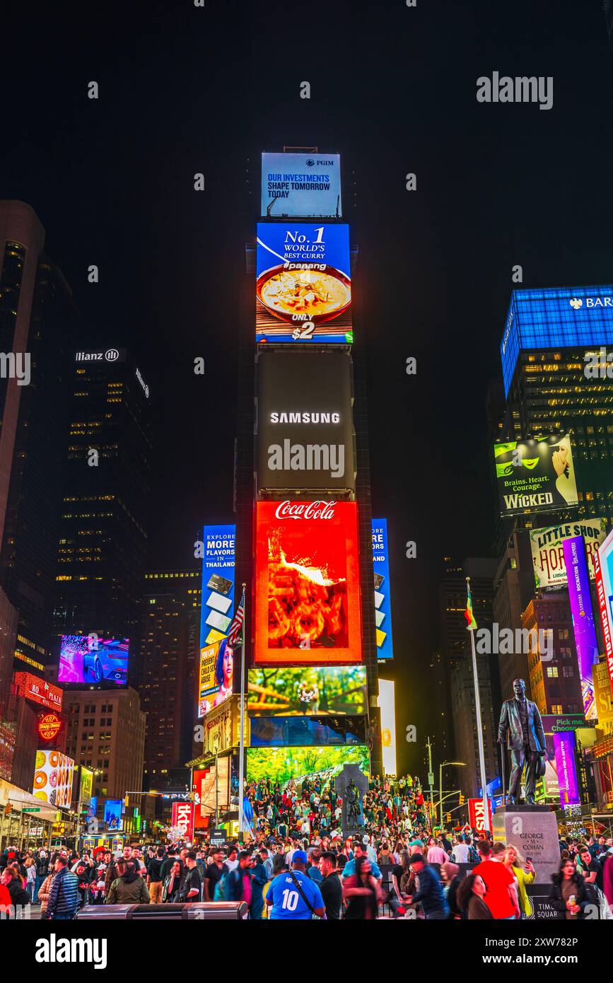Vue nocturne du gratte-ciel de Times Square avec des panneaux LED affichant des publicités pour Coca-Cola, Samsung et d'autres marques. New York. ÉTATS-UNIS. Banque D'Images