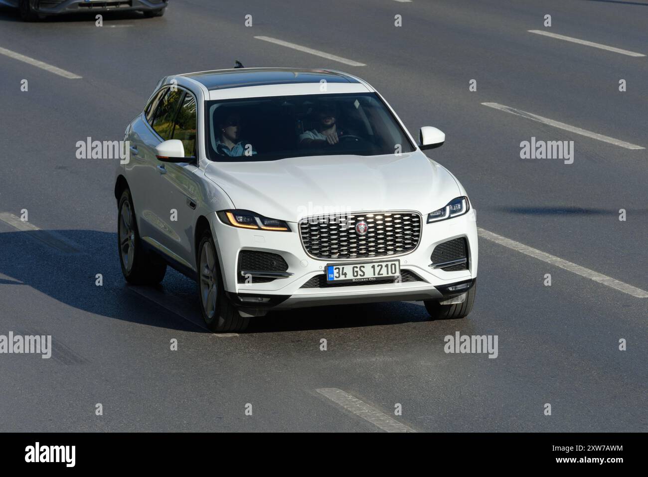 ISTANBUL, TURQUIE - 22 JUILLET 2024 : Nouvelle Jaguar F-Pace rapide sur une route de campagne. Jaguar F-Pace est le premier véhicule utilitaire sport (SUV) fabriqué par le célèbre Britannique Banque D'Images ISTANBUL, TURQUIE - 22 JUILLET 2024 : Nouvelle Jaguar F-Pace rapide sur une route de campagne. Jaguar F-Pace est le premier véhicule utilitaire sport (SUV) fabriqué par le célèbre Britannique Banque D'Images