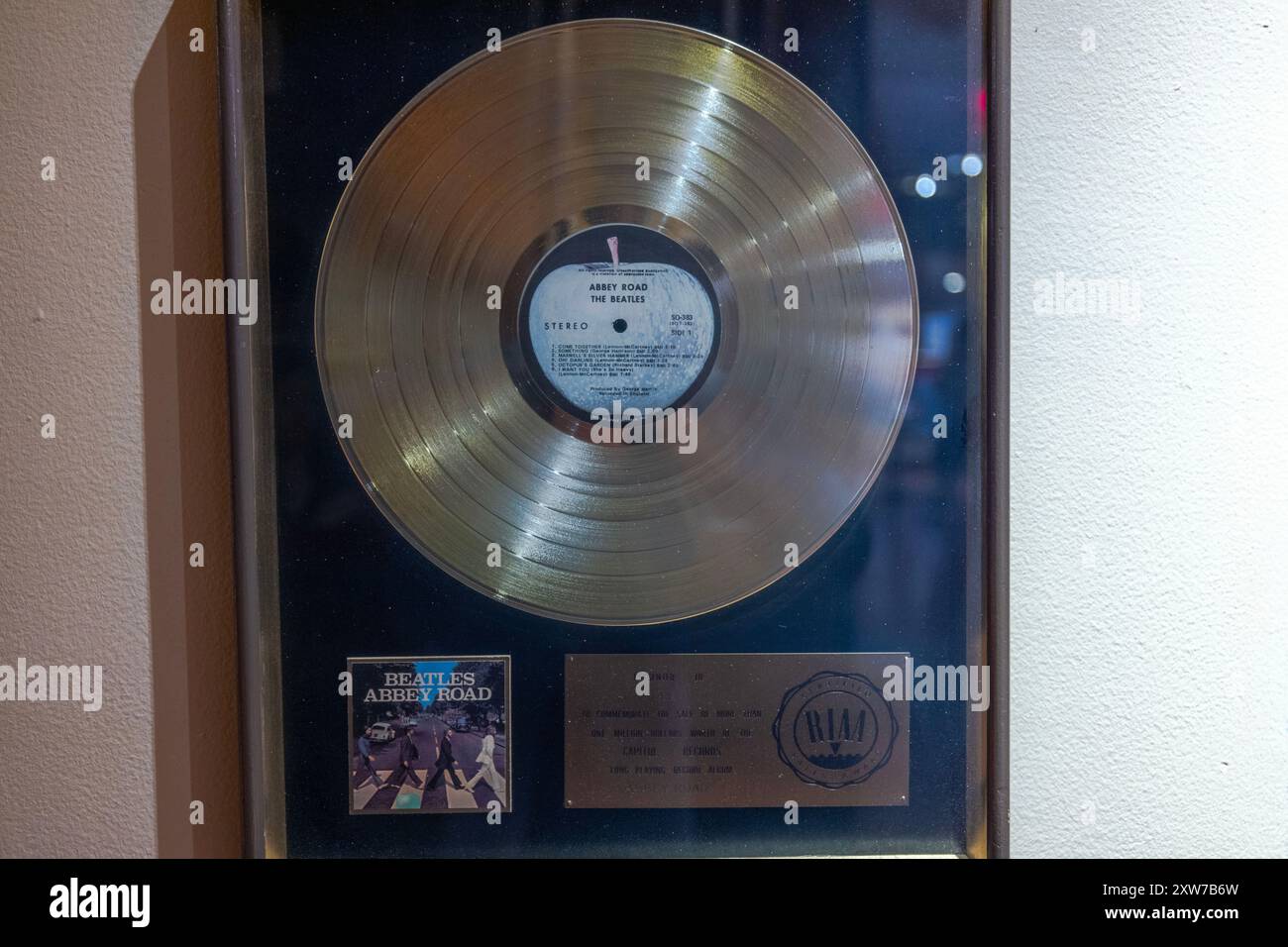 Vue rapprochée du disque Gold des Beatles « Abbey Road » affiché dans le cadre au Hard Rock Cafe de Manhattan. New York. ÉTATS-UNIS. Banque D'Images