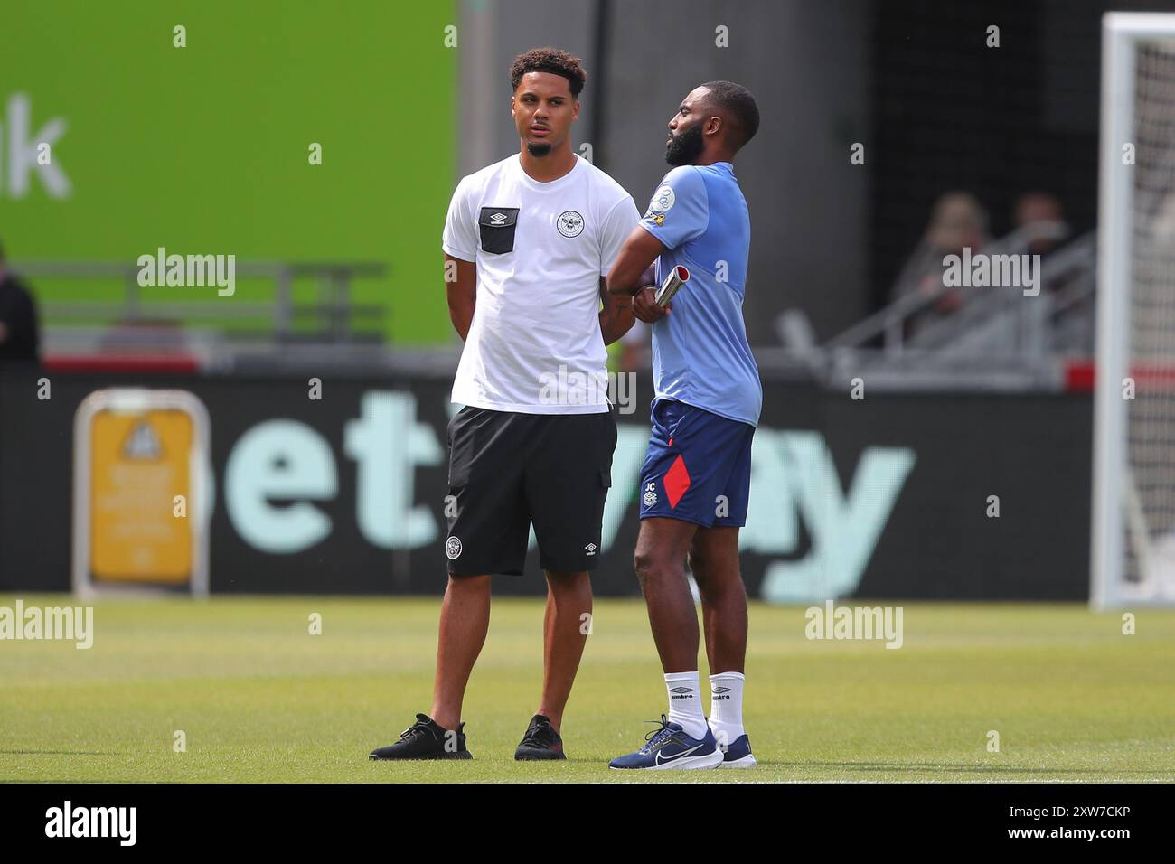 Myles Peart-Harris de Brentford inspecte le terrain avant le match de premier League Brentford vs Crystal Palace au Gtech Community Stadium, Londres, Royaume-Uni, le 18 août 2024 (photo par Gareth Evans/News images) Banque D'Images
