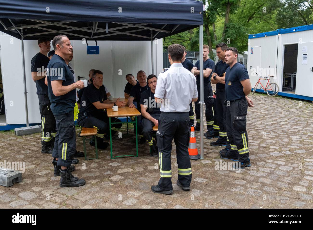 Einweisung von Einsatzkräften der Berliner Feuerwehr auf der temporären Feuerwache Fan Festival an der Scheidemannstraße. Die Feuerwache wurde anlässlich der Fußball-Europameisterschaft UEFA EURO 2024 direkt an der Berliner Fanzone eingerichtet. Auf dem Gelände befindet sich auch die gemeinsame Koordinierungsstelle, WO Veranstalter Polizei, Feuerwehr und Hilfsorganisationen die Veranstalung überwachen. / Les pompiers des pompiers de Berlin sont informés à la caserne temporaire du Fan Festival sur Scheidemannstraße. La caserne de pompiers a été installée directement dans la zone des fans de Berlin sur l'occa Banque D'Images