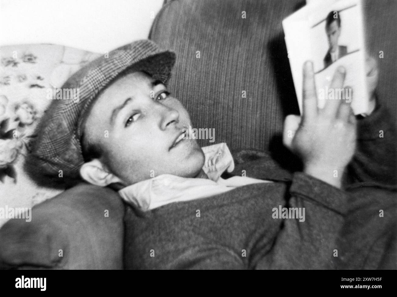 Portrait franc de BING CROSBY à la maison vers le début des années 1930 Banque D'Images