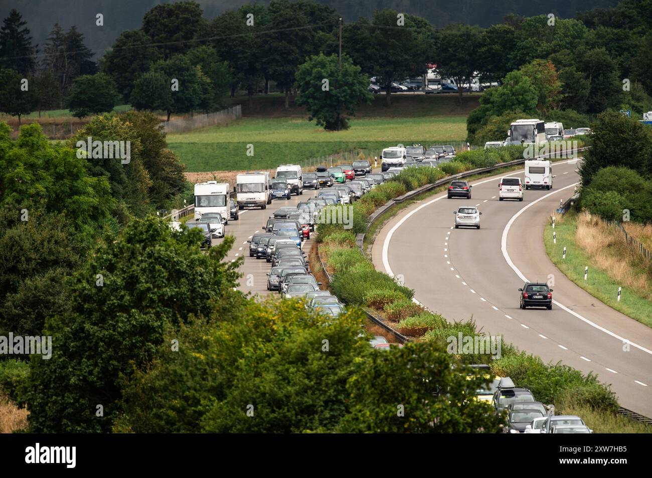 18 août 2024, Bade-Württemberg, Rottweil : de nombreux véhicules sont bloqués sur l'autoroute 81 (A81) près de Rottweil en direction d'Oberndorf. Photo : Silas Stein/dpa Banque D'Images