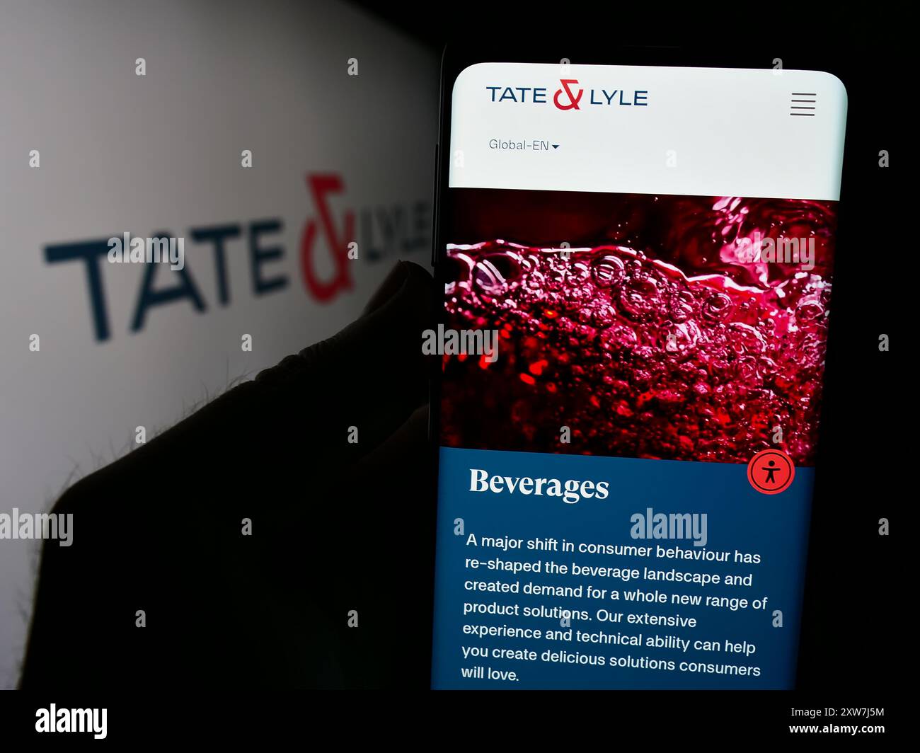 Personne tenant un smartphone avec la page Web de la société britannique de transformation des aliments Tate et Lyle plc devant le logo. Concentrez-vous sur le centre de l'écran du téléphone. Banque D'Images