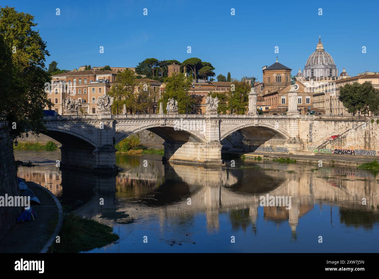 Rome, Italie - 1 septembre 2020 - Pont Vittorio Emanuele II sur le Tibre, monument de la ville. Banque D'Images