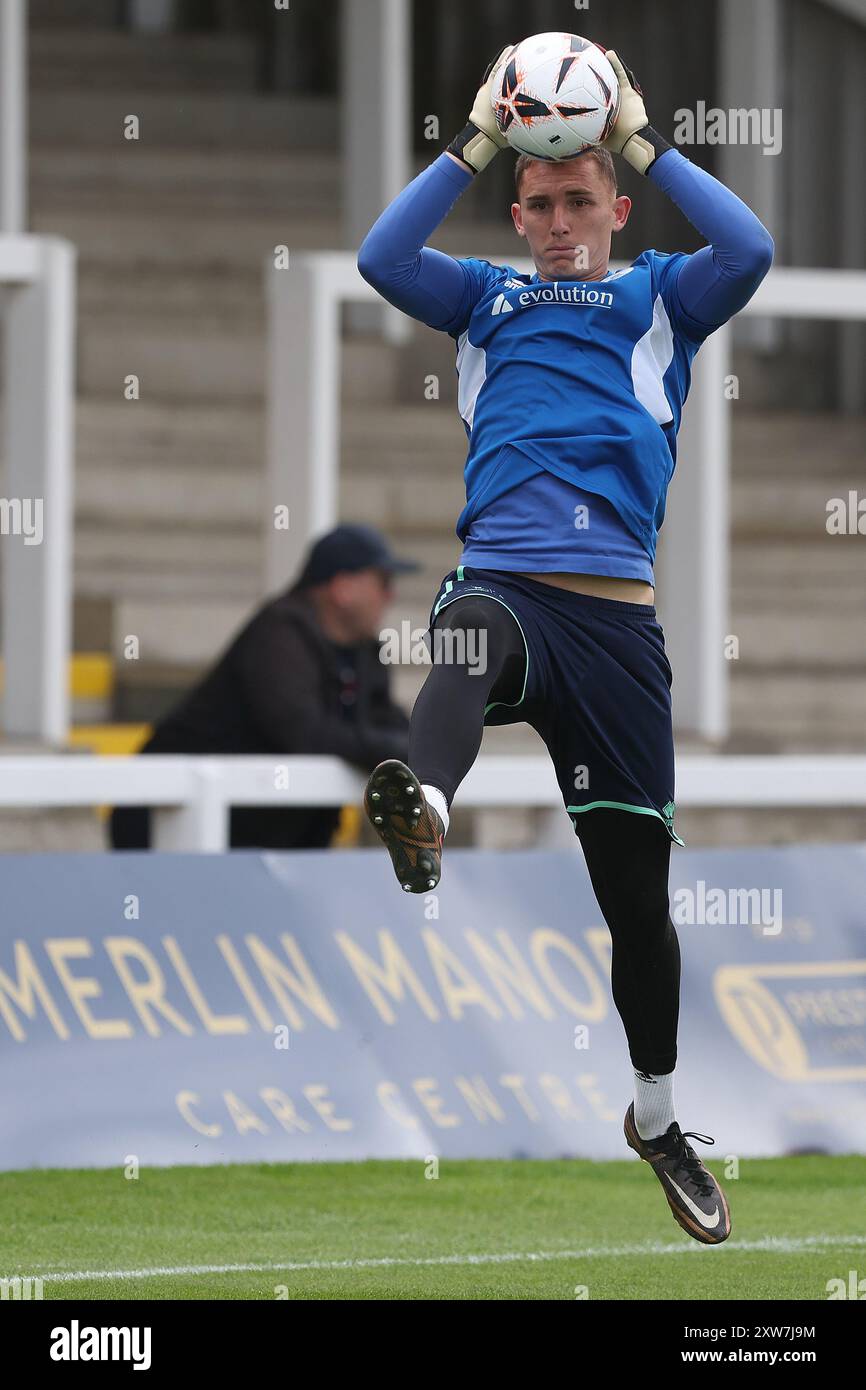 Joel Dixon de Hartlepool United se réchauffe lors du match de Vanarama National League entre Hartlepool United et Southend United à Victoria Park, Hartlepool, samedi 17 août 2024. (Photo : Mark Fletcher | mi News) Banque D'Images