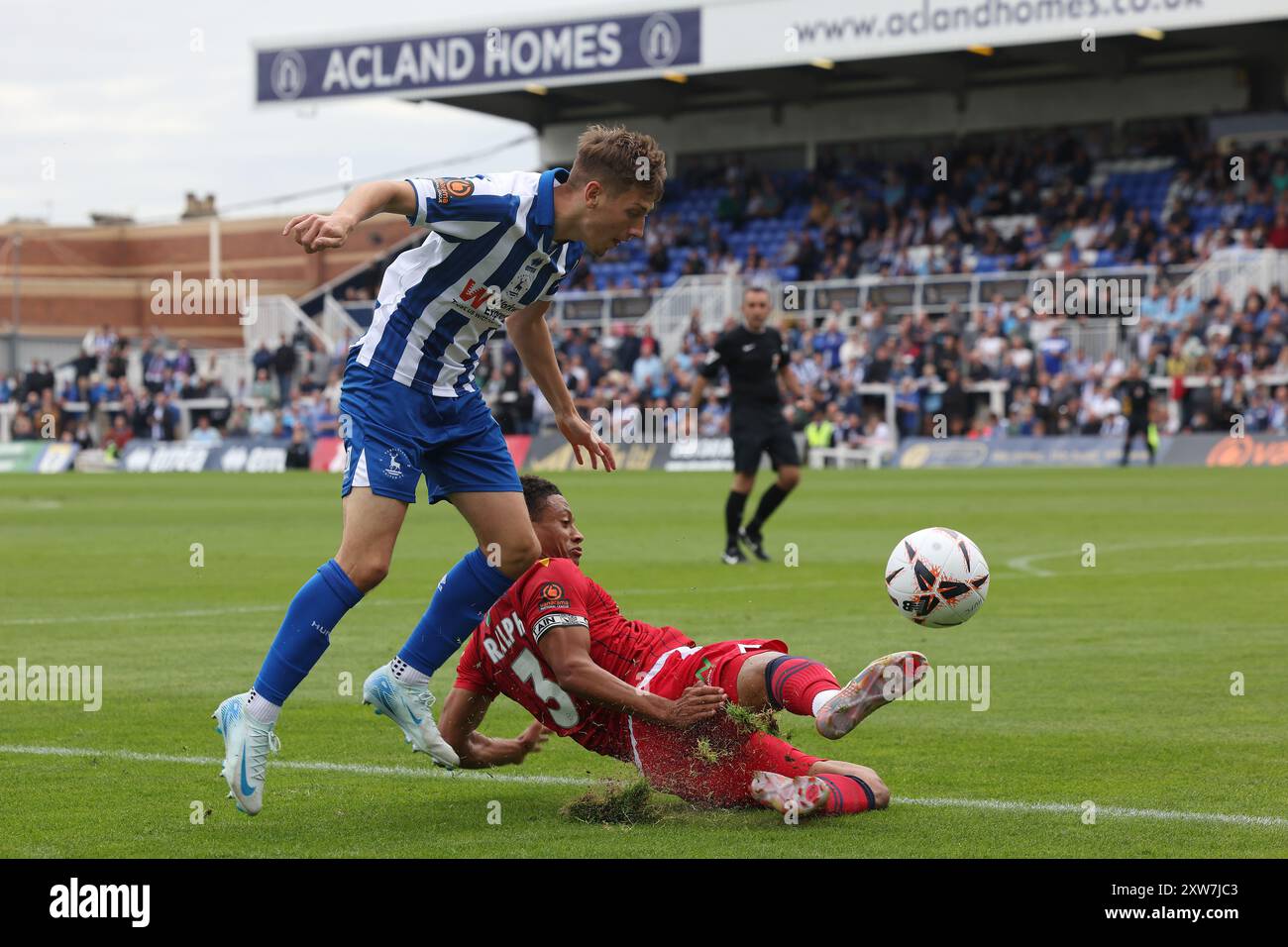 Joe Grey de Hartlepool United combat Nathan Ralph de Southend United lors du match de Vanarama National League entre Hartlepool United et Southend United à Victoria Park, Hartlepool le samedi 17 août 2024. (Photo : Mark Fletcher | mi News) Banque D'Images