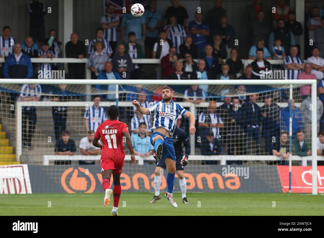 La chute d'eau de Luke de Hartlepool United se dégage lors du match de la Ligue nationale de Vanarama entre Hartlepool United et Southend United à Victoria Park, Hartlepool, le samedi 17 août 2024. (Photo : Mark Fletcher | mi News) Banque D'Images