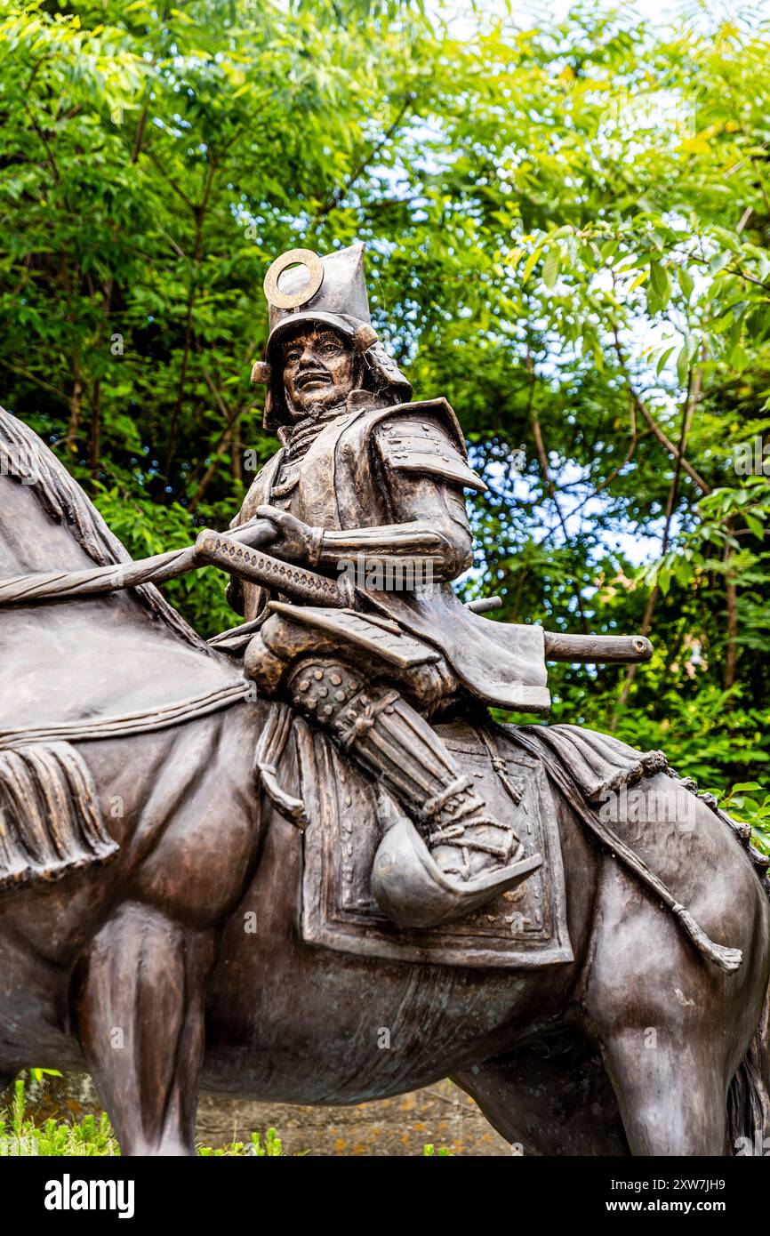 Statue du seigneur féodal Kato Yoshiaki, fondateur du château de Matsuyama, sur le chemin Shinonome-guchi vers le château de Matsuyama dans le centre-ville de Matsuyama, Shikoku, Japon Banque D'Images