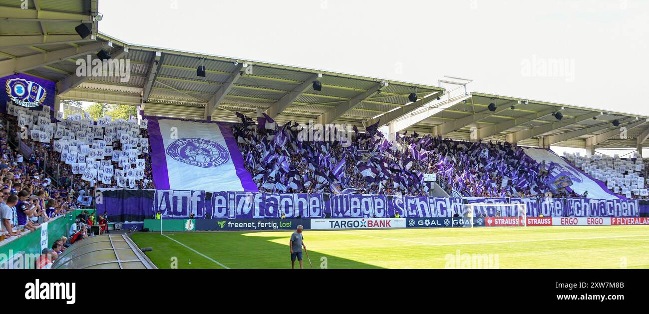 Choreografie der fans des FC Erzgebirge Aue. FC Erzgebirge Aue v. Borussia Moenchengladbach, Fussball, DFB-Pokal, 1. Runde, saison 2024/2025, 17.08.2024 LES RÈGLEMENTS DFB/DFL INTERDISENT TOUTE UTILISATION DE PHOTOGRAPHIES COMME SÉQUENCES D'IMAGES ET/OU QUASI-VIDÉO Foto : Eibner-Pressefoto/Bert Harzer Banque D'Images