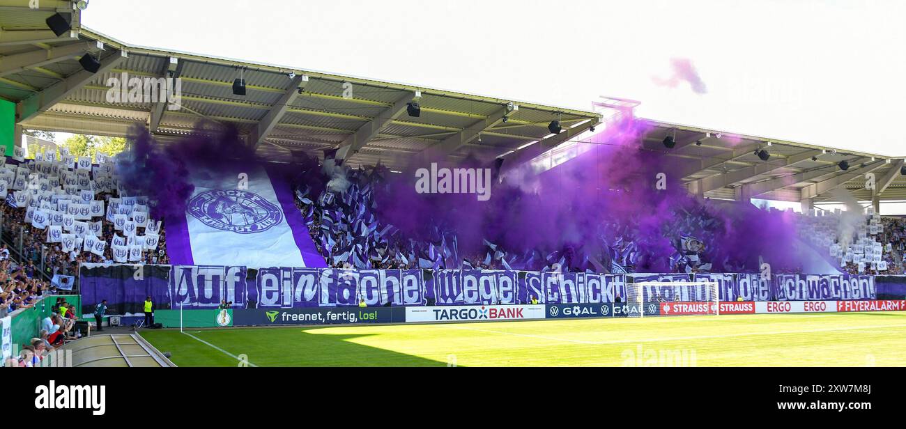 Choreografie der fans des FC Erzgebirge Aue. FC Erzgebirge Aue v. Borussia Moenchengladbach, Fussball, DFB-Pokal, 1. Runde, saison 2024/2025, 17.08.2024 LES RÈGLEMENTS DFB/DFL INTERDISENT TOUTE UTILISATION DE PHOTOGRAPHIES COMME SÉQUENCES D'IMAGES ET/OU QUASI-VIDÉO Foto : Eibner-Pressefoto/Bert Harzer Banque D'Images