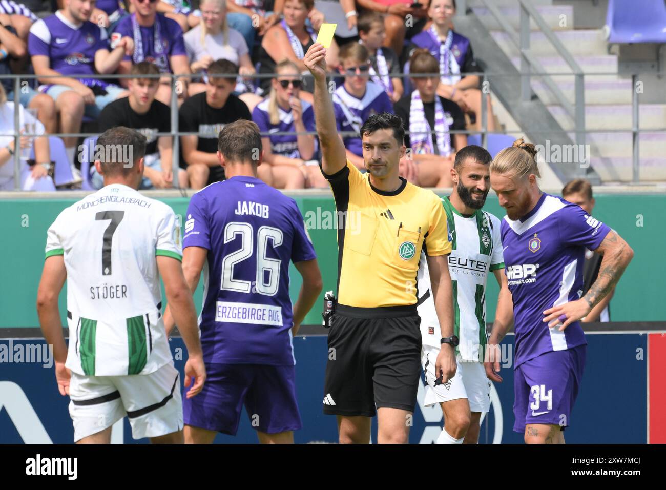 Florian Badstuebner (Schiedsrichter) Zeigt Kilian Jakob (FC Erzgebirge Aue) 2.v.Li., die gelbe Karte. FC Erzgebirge Aue v. Borussia Moenchengladbach, Fussball, DFB-Pokal, 1. Runde, saison 2024/2025, 17.08.2024 LES RÈGLEMENTS DFB/DFL INTERDISENT TOUTE UTILISATION DE PHOTOGRAPHIES COMME SÉQUENCES D'IMAGES ET/OU QUASI-VIDÉO Foto : Eibner-Pressefoto/Bert Harzer Banque D'Images