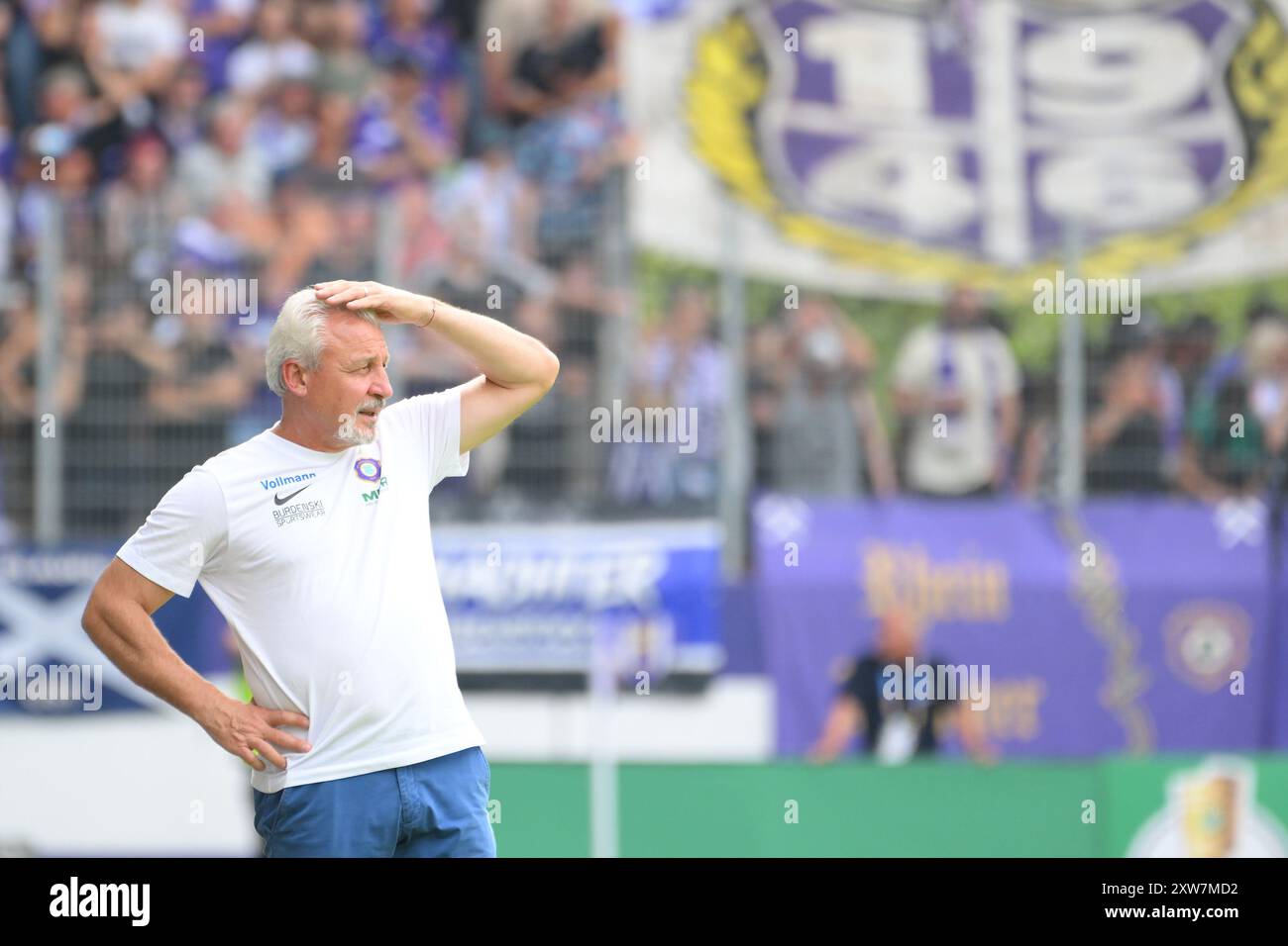 Pavel Dotchev (entraîneur, FC Erzgebirge Aue) nachdenklich. FC Erzgebirge Aue v. Borussia Moenchengladbach, Fussball, DFB-Pokal, 1. Runde, saison 2024/2025, 17.08.2024 LES RÈGLEMENTS DFB/DFL INTERDISENT TOUTE UTILISATION DE PHOTOGRAPHIES COMME SÉQUENCES D'IMAGES ET/OU QUASI-VIDÉO Foto : Eibner-Pressefoto/Bert Harzer Banque D'Images