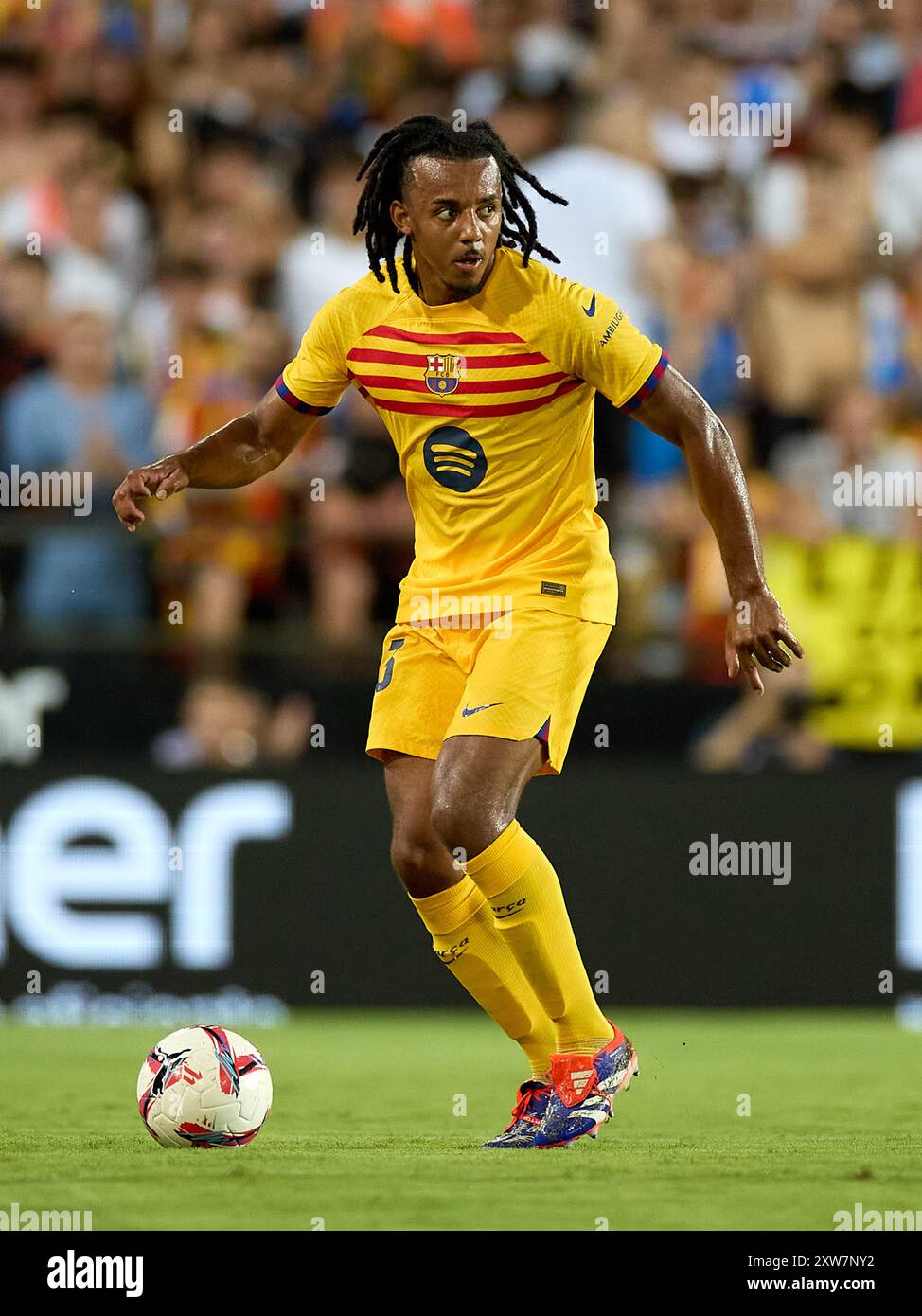 Jules Kounde du FC Barcelone en action lors du match de Liga entre Valencia CF et FC Barcelone à l'Estadio Mestalla le 17 août 2024 à Valence, Espagne Banque D'Images