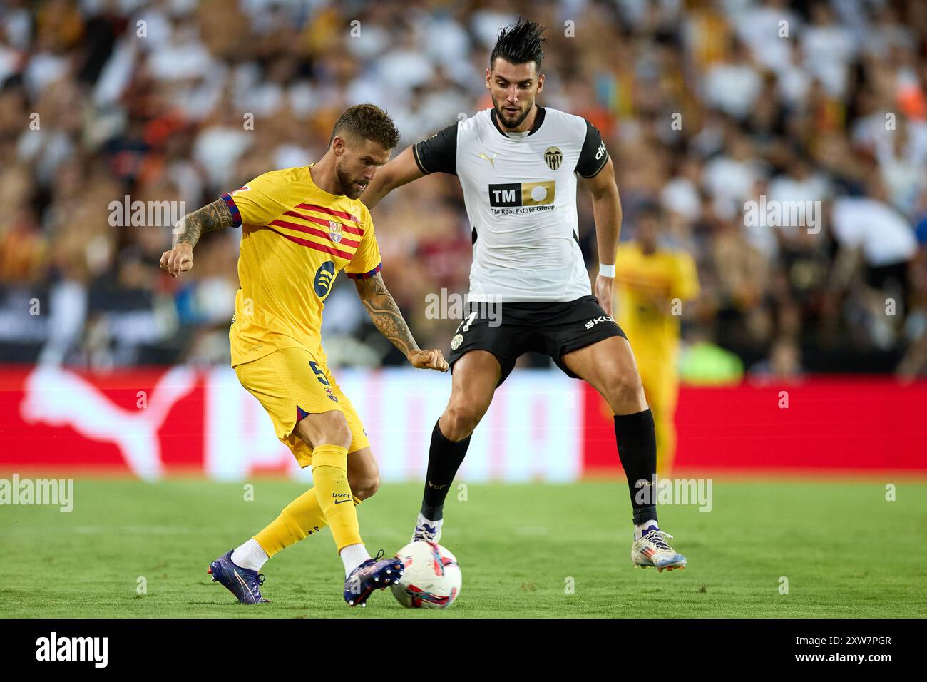 Inigo Martinez du FC Barcelone en action avec Rafa Mir du Valencia CF lors du match de Liga entre Valencia CF et FC Barcelone à l'Estadio Mestalla le 17 août 2024 à Valence, Espagne Banque D'Images