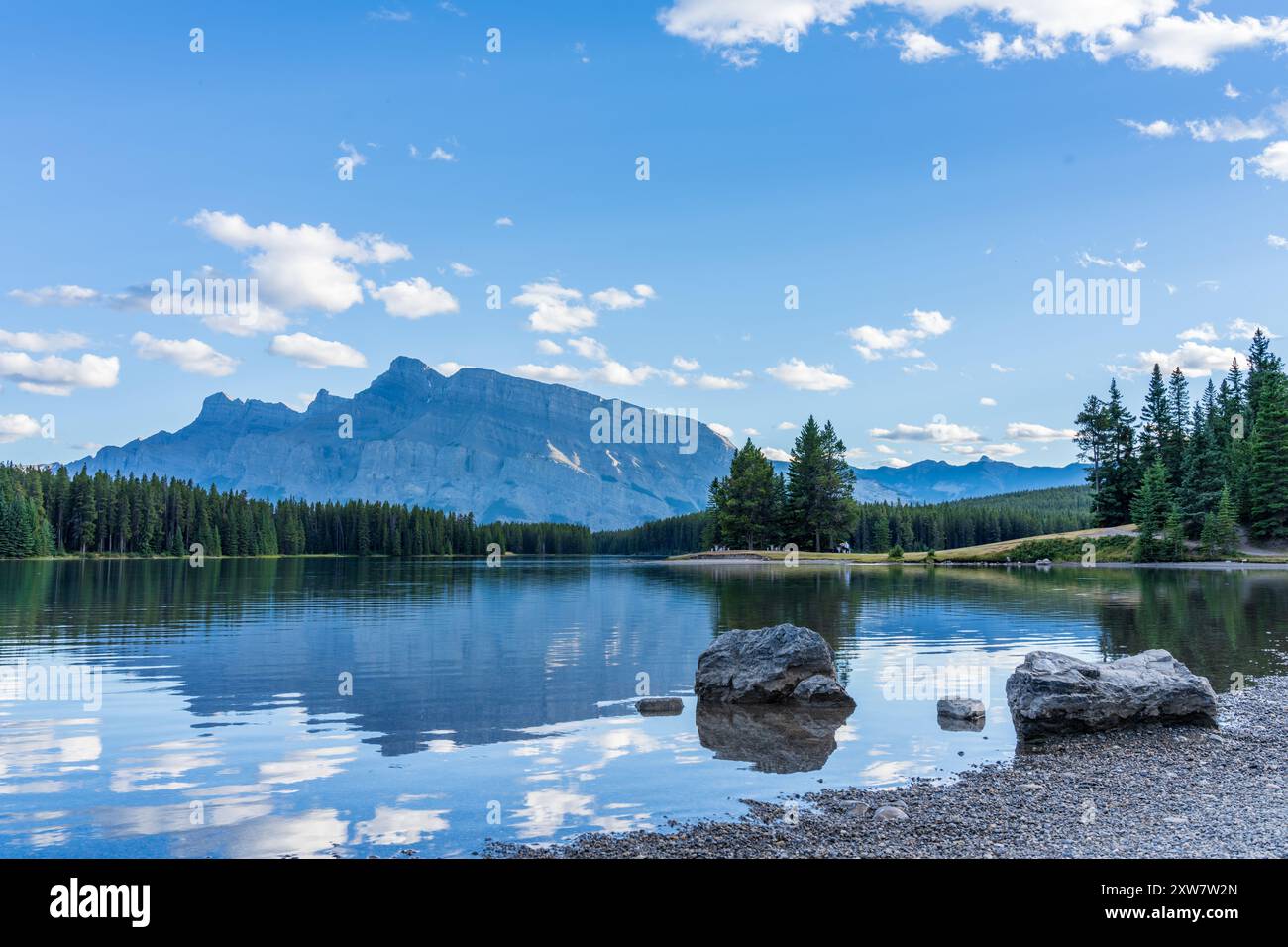 Deux Jack Lake magnifique paysage en été. Mont Rundle avec ciel bleu, nuages blancs réfléchis à la surface de l'eau. Parc national Banff, RO canadien Banque D'Images